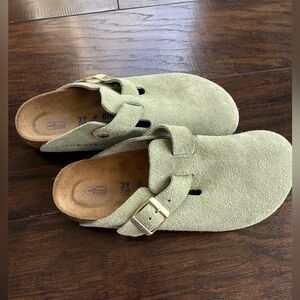 Birkenstock Boston soft footbed in suede in the color green tea. Size 39